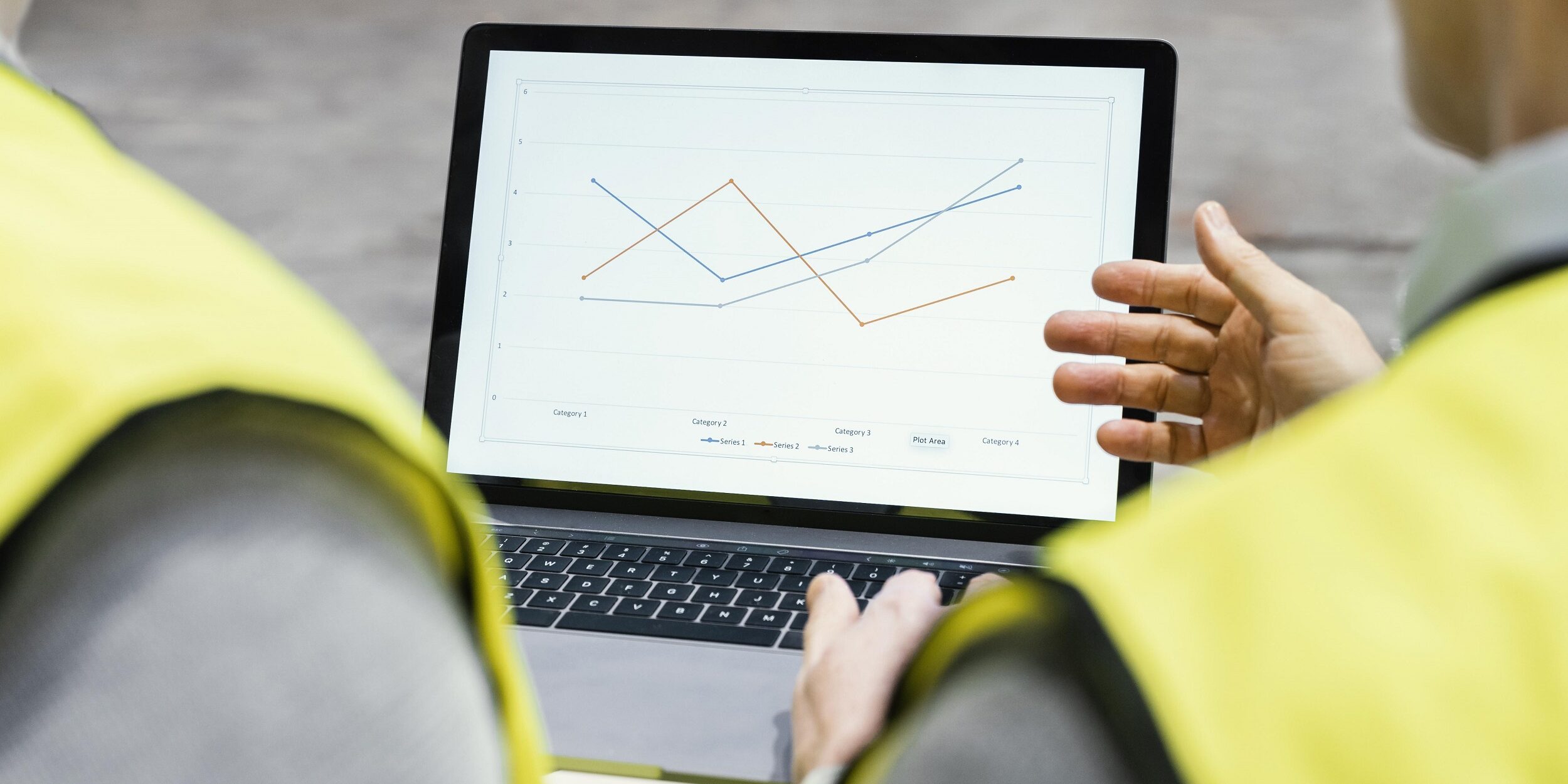 hombre-almacen-trabajando-equipo-portatil Indicadores de seguridad y salud en el trabajo